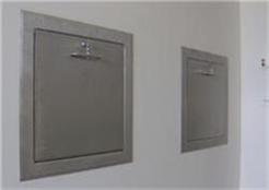 Müll- und Wäscheabwurf nebeneinander